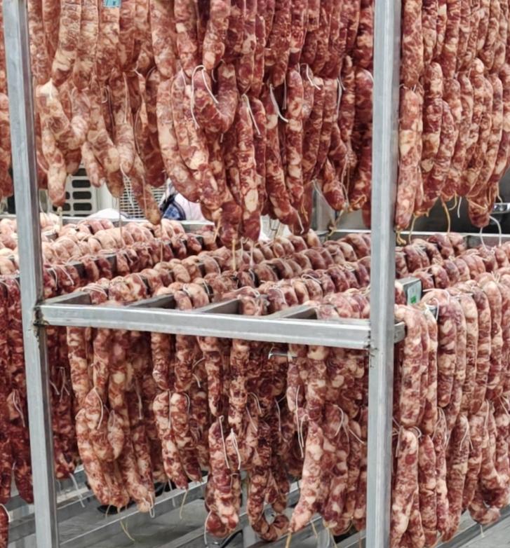 我现在才知道，
我之前吃的腊肠有多脏。
腊肠都是挂在空气中好长时间，没有任何遮蔽