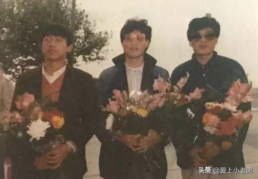 80年代上海队三大悍将，正宗的国字号球员
三人同框手捧鲜花，意气风发，感觉是载誉
