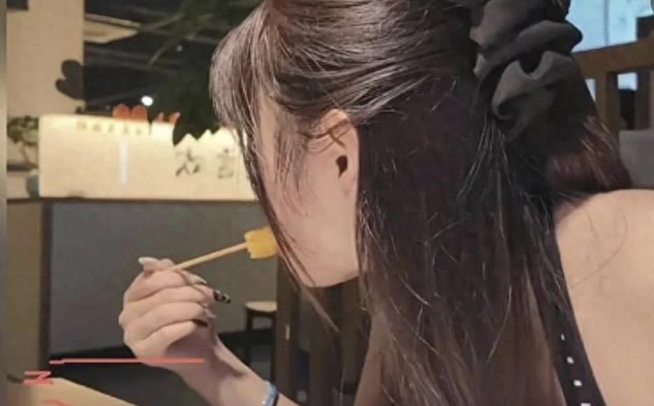 “杭州女子被黄总邀请进包厢”事件，所谓的黄总真实身份被曝光了！
官方发布了通报，