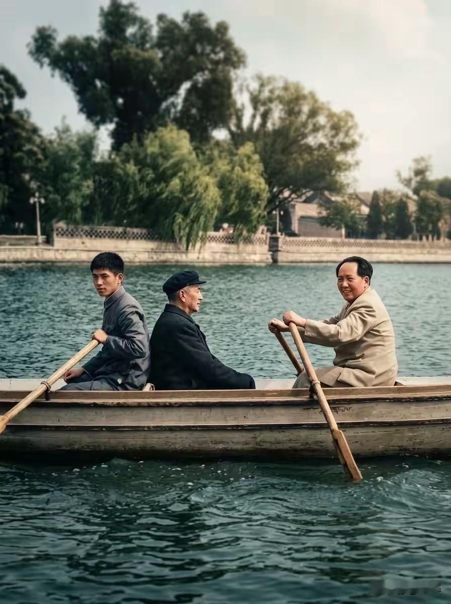这是1952年珍贵影像，毛主席与程潜先生在中南海划船，亲自摇桨。
程潜促成湖南和