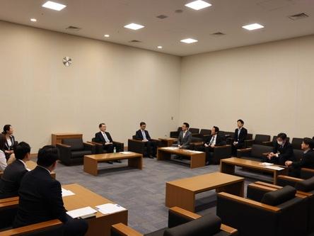 日本终于低头主动会晤中方！这场东京会谈藏着多少算计？友好是假象，试探是本质，一边