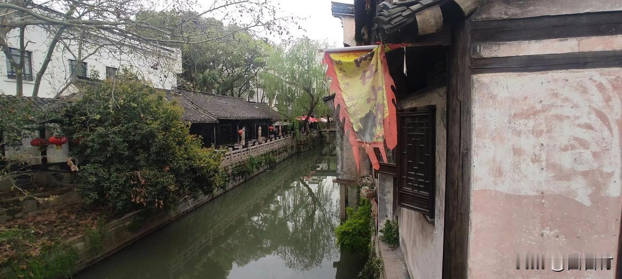 相传枫泾镇农兴村西北处的芦苇荡里有石磨和仙草，是天庭之物，一只磨眼里拴着渔船缆绳