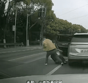 看了使人震惊！
女子犯了多大的错，被丈夫从车内拖出来暴揍，用脚踹头后，开车扬长而