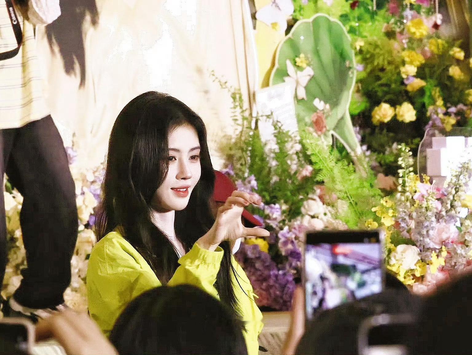 🍊鞠婧祎💙鞠婧祎完全不给代拍好脸色 思念是你给我下的蛊૮₍ɵ̷﹏ɵ̷̥̥᷅₎