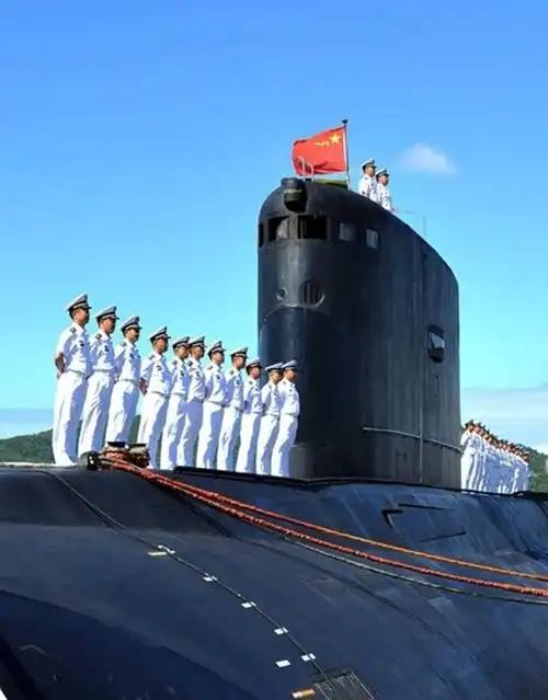 什么叫中国军人！？当年美国“海神号”核潜艇在水下呆了83天，全员爆痱子和水肿，出