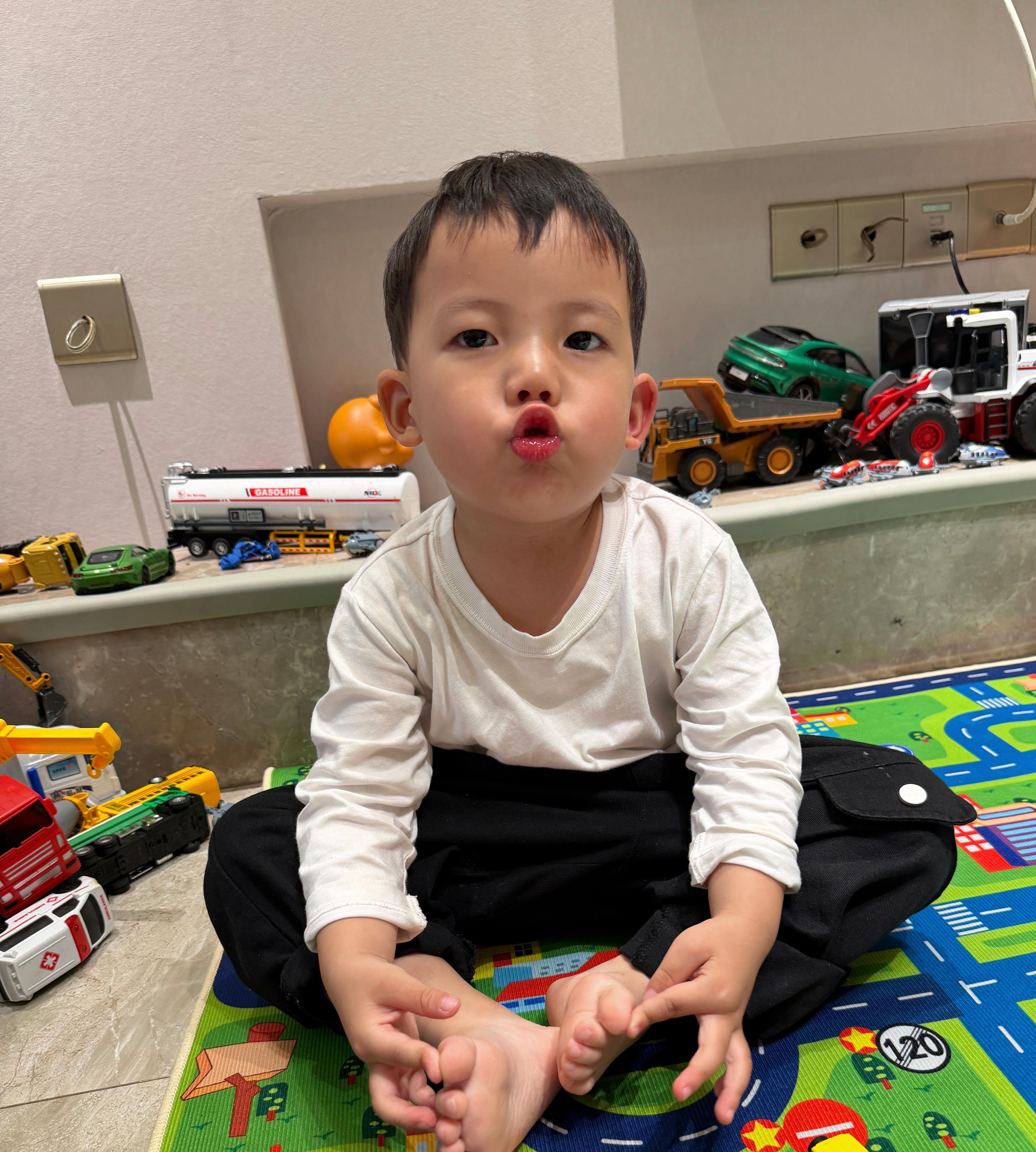 早啊，朋友们。阿琛昨天在外面说想拉屎，我们让他忍着，赶紧找地方给他解决。慌慌张张