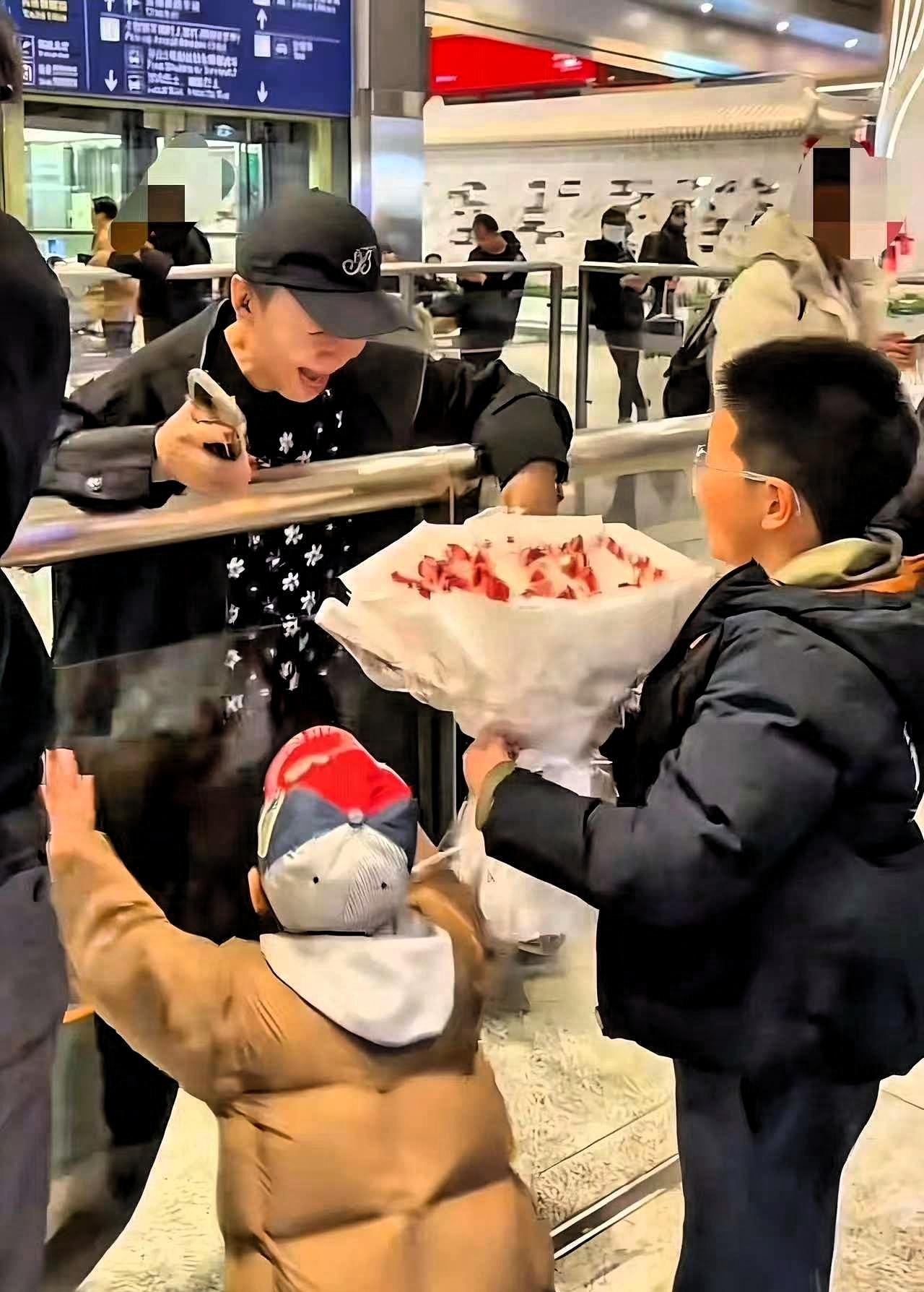 宋丹丹两个孙子现状
她的大孙子宋一鸣今年8岁，在北京一所公立小学就读，身高已到奶