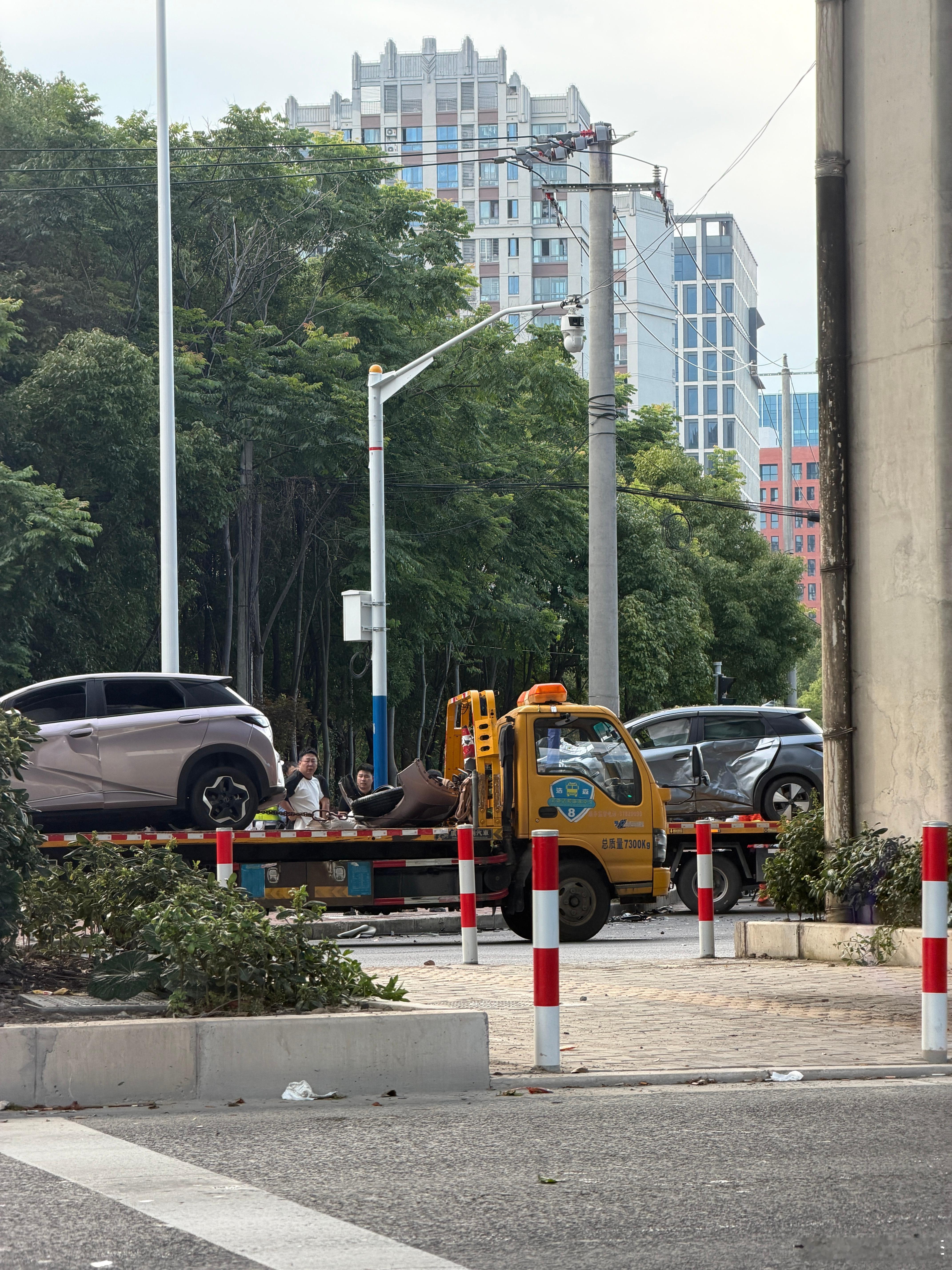 新老款海豚道路真实正面及侧面碰撞测试 上海