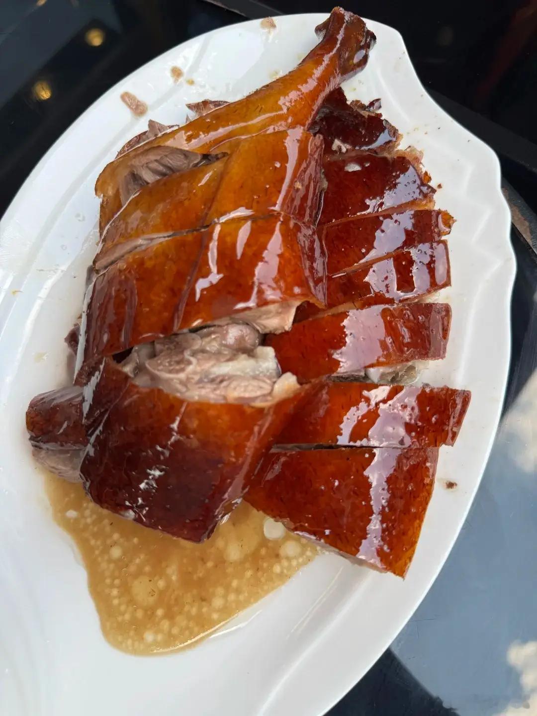 鹅腿阿姨卖的是鸭腿  鸭便宜多了，在东莞的烧腊店烧鸭和烧鹅价格差一大截，或者说，