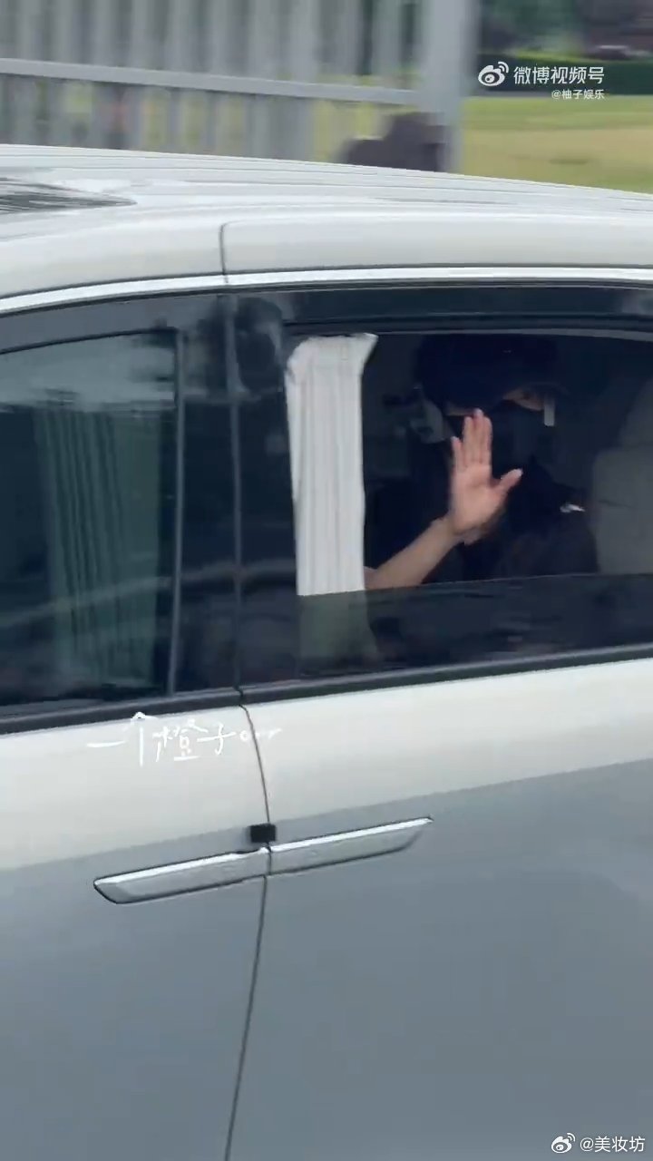 白鹿白鹿包上挂了叶璃玩偶白鹿即将录制跑男最后一期 白鹿到达杭州路透即将录制跑男最
