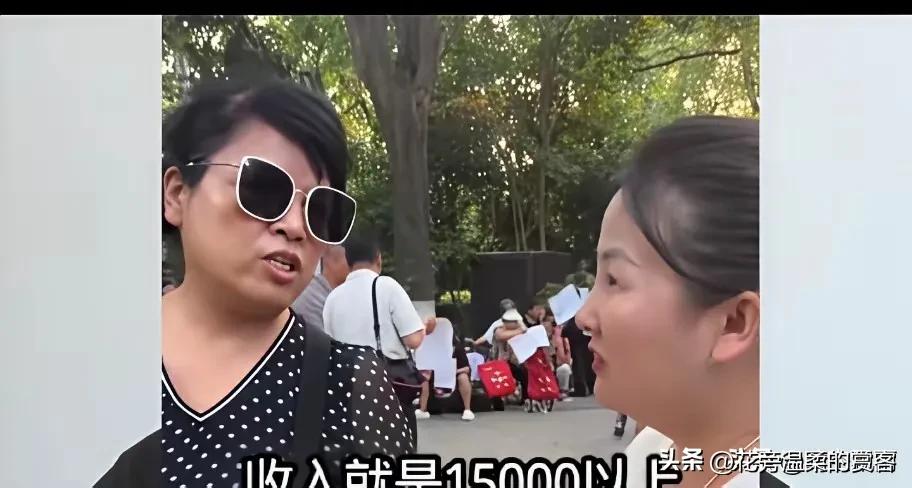 西安相亲角，83年女博士，博士后，月入一万五，身高一米七，她妈开出条件：男方必须