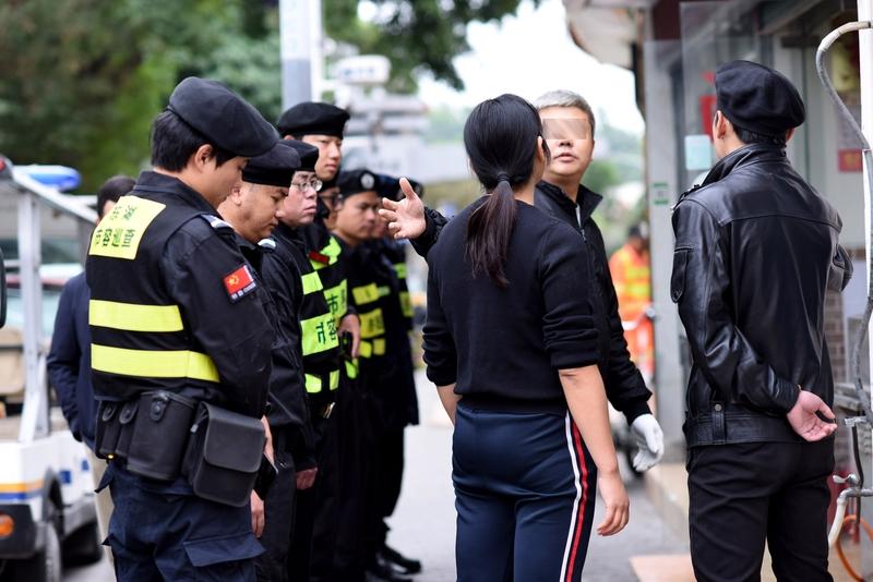 高新区公安这波操作太暖心了！上门为行动不便的市民办证，简直是把服务做到家了。想象