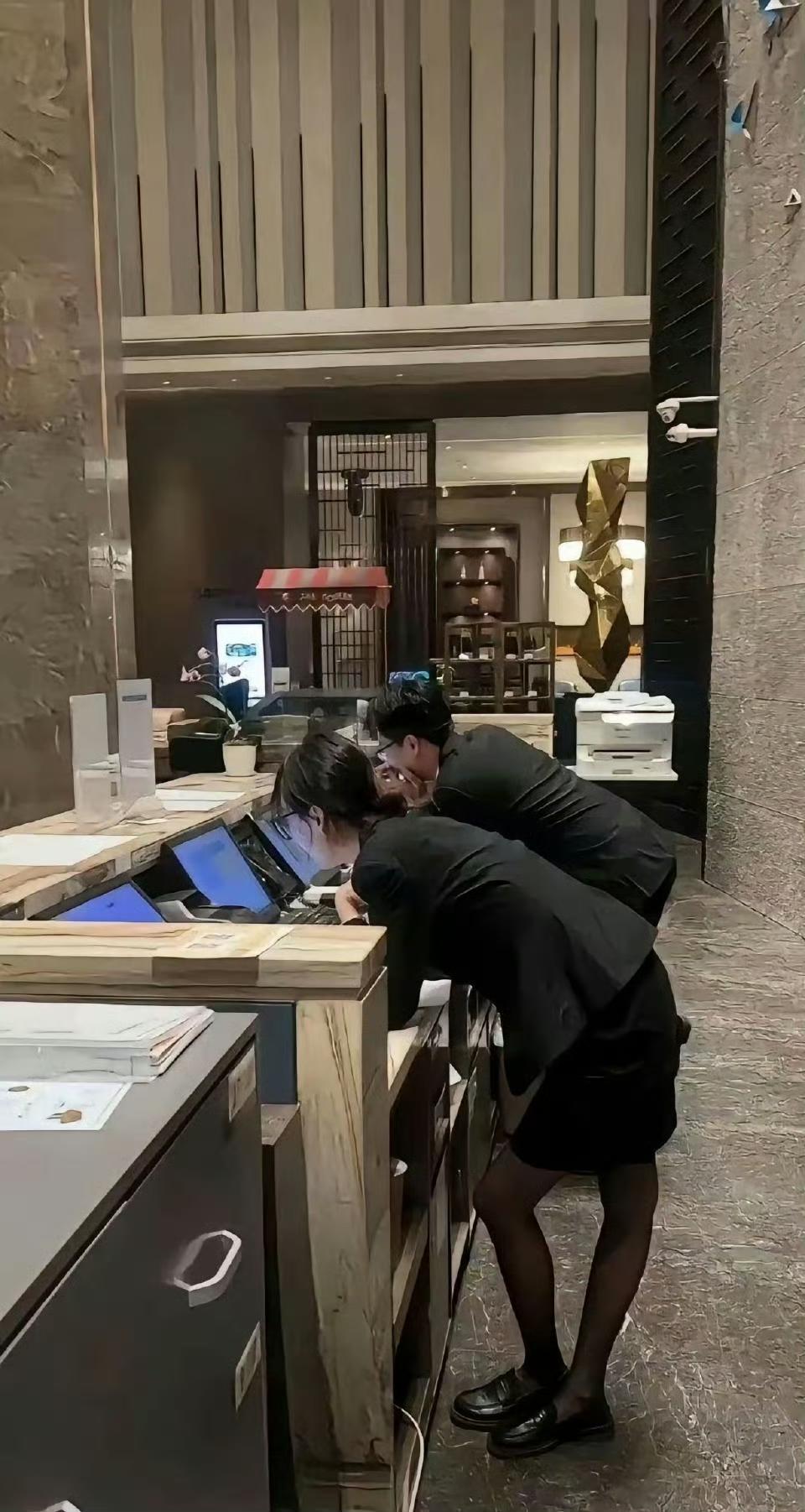 这种服务业，为什不配个高脚凳，让员工休息一下？ ​