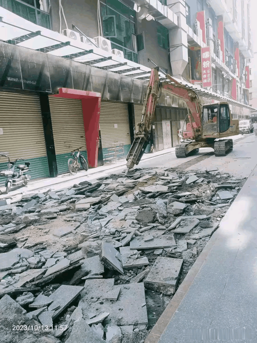 这么漂亮的石板路，就这么被拆掉了，石板价格很贵，太浪费了。拆了建，建了拆，对沿街