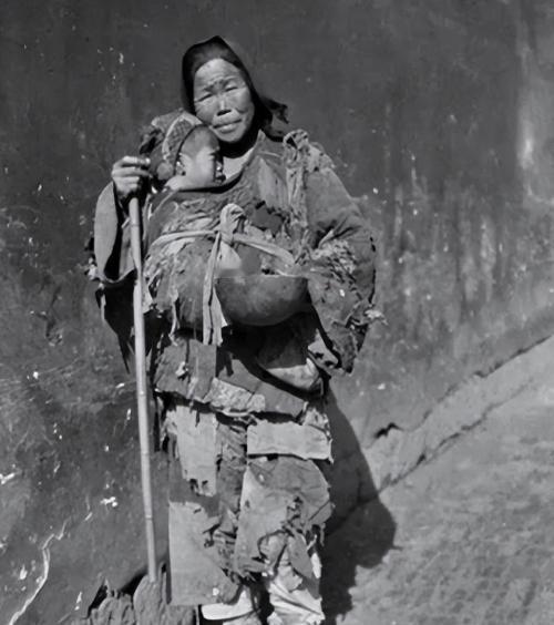 1949年，一个女乞丐求见县委书记，却被门口卫兵拦了下来，这时，女乞丐拿出了一个