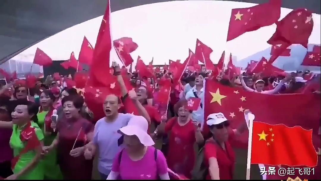 五星红旗插满台湾街头，台湾的老百姓高唱中华人民共和国国歌，台湾要回家了，台湾走失