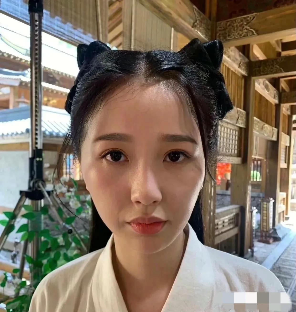 她也没大家说的那么漂亮啊！看着也挺普通的小女生！整体看长相不错，但是各个五官没那