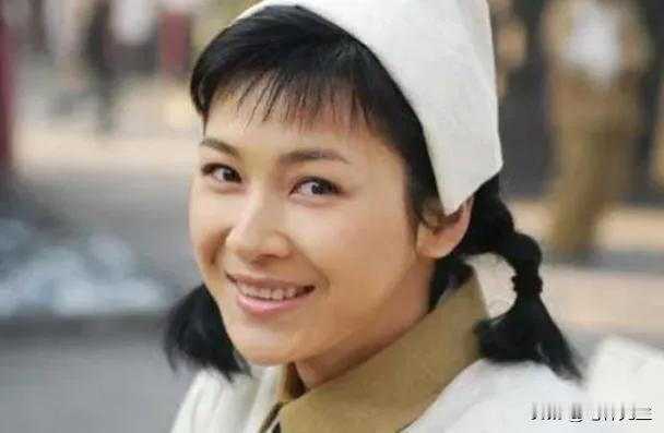 2011年，饰演李云龙老婆的童蕾，因800万别墅，抛弃相恋五年的男友周一围，投入