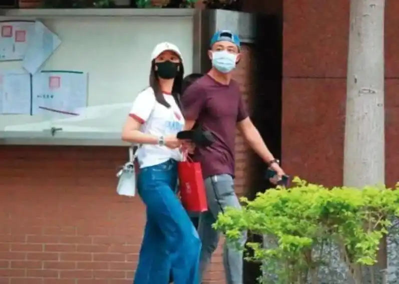 林心如霍建华逛街被偶遇，背爱马仕配白T牛仔裤，有钱人低调到骨子里 