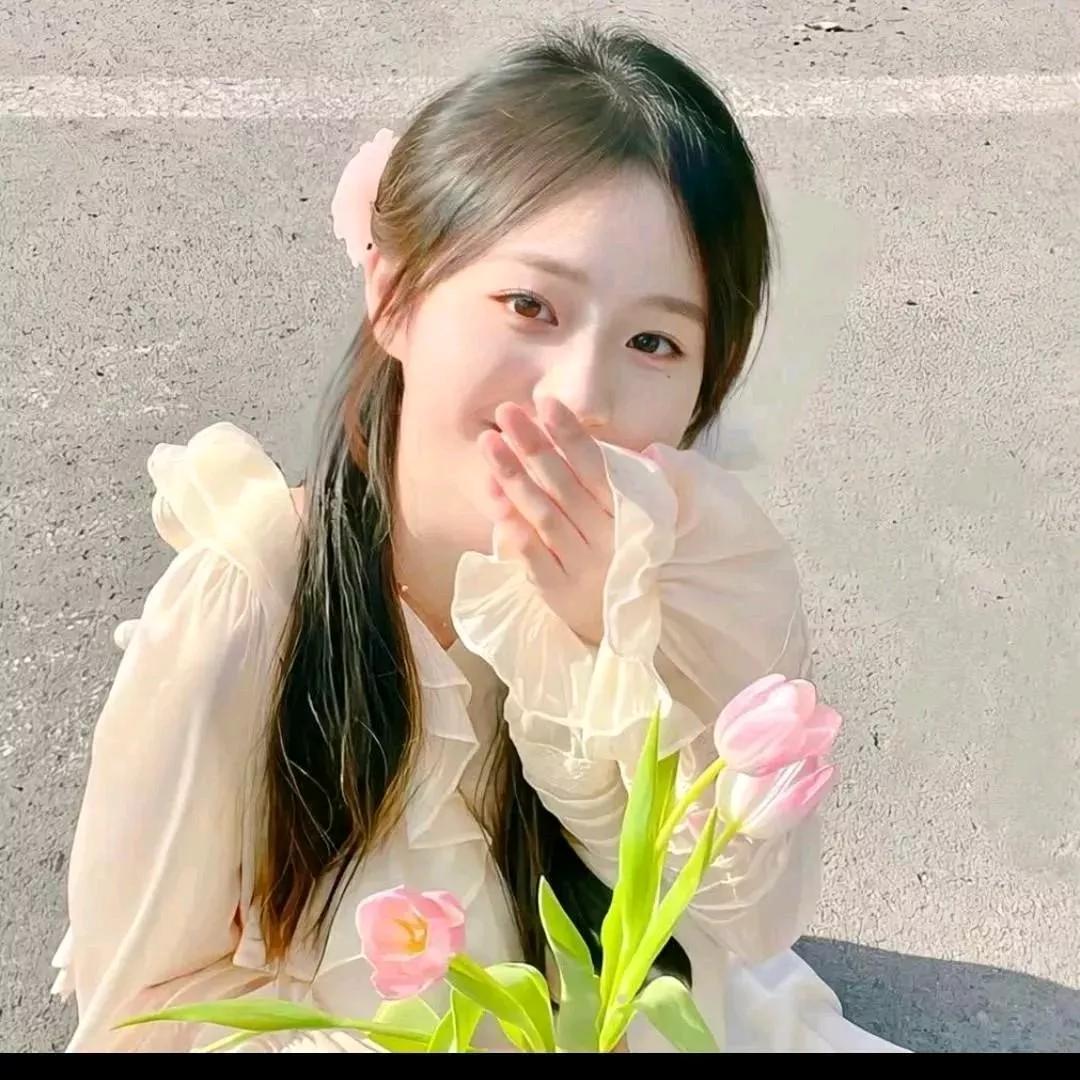 春日少女，手捧粉樱，甜美可爱！甜粉花漾少女 紫花朵少女 粉樱盘发少女 粉樱烂漫 