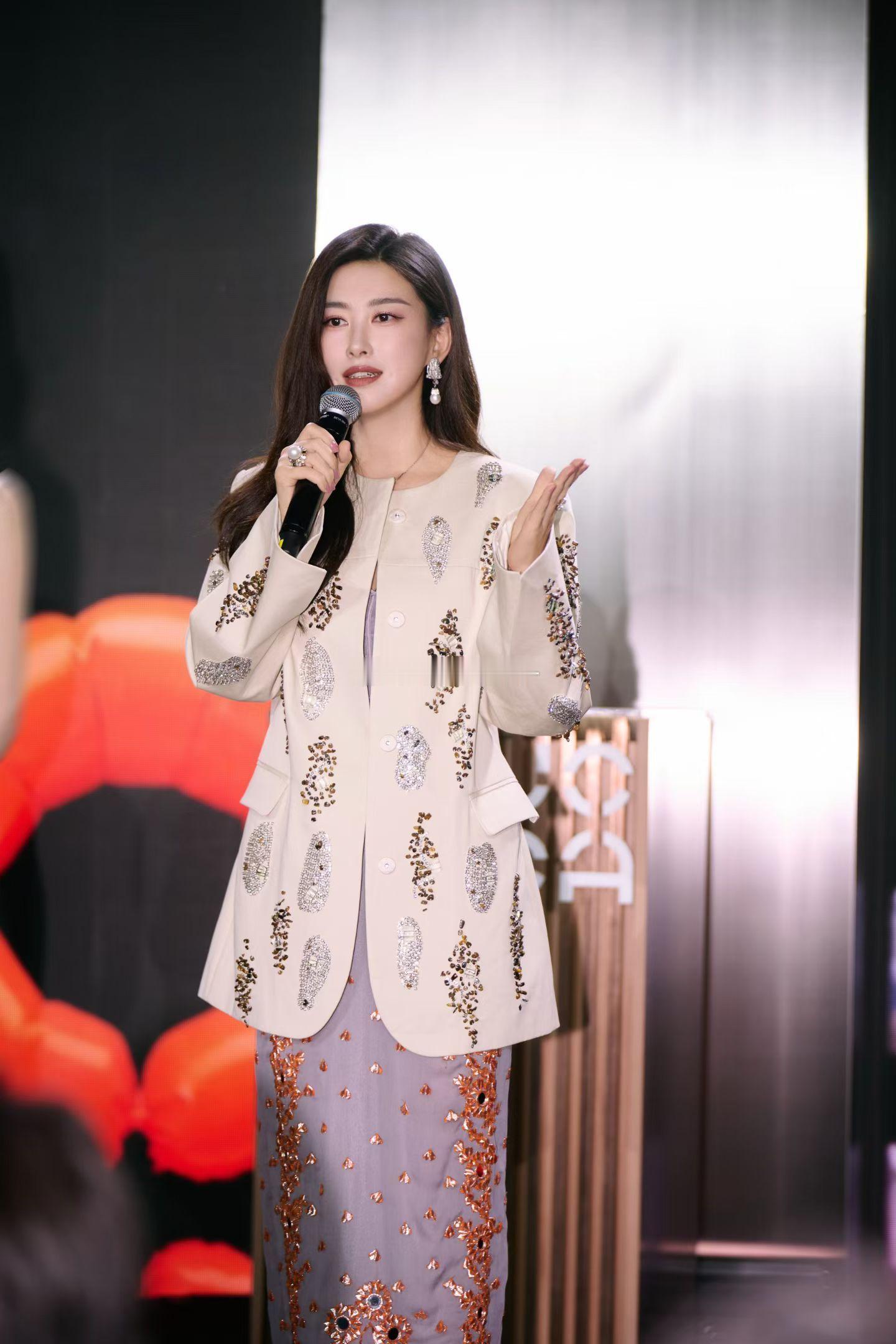 朱珠作为UCCA GALA联合主席再度亮相今年的公益慈善晚宴，上台落落大方优雅得