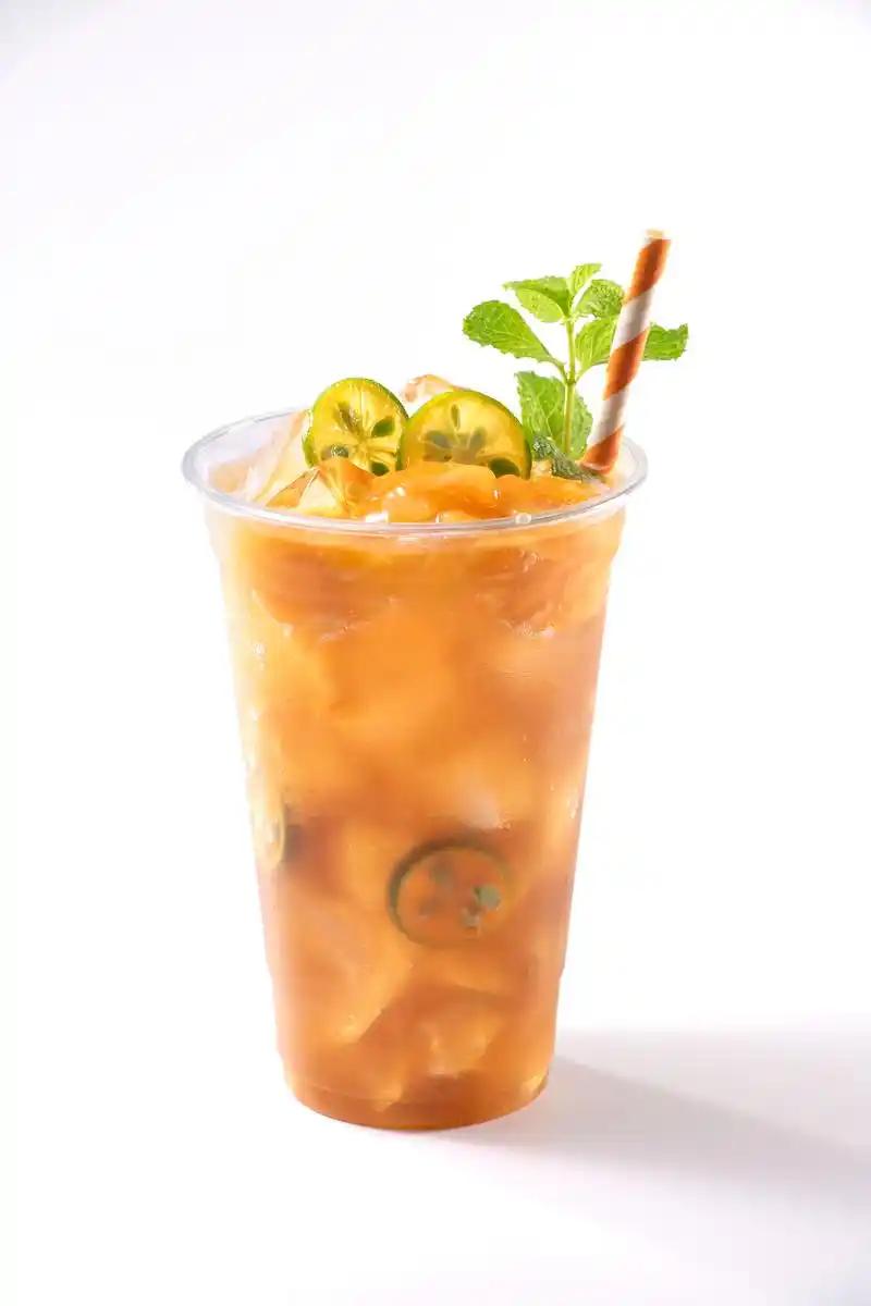 为什么奶茶几乎都用透明杯装，而咖啡杯却大多做成不透明的？

走在城市的街头巷尾，