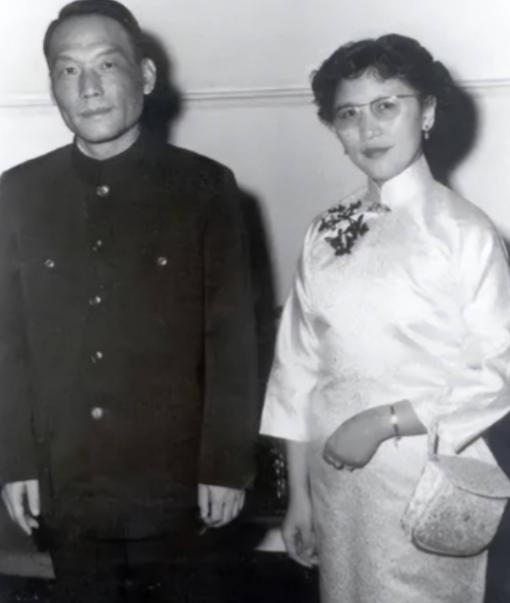 1982年，中央统战部副部长熊向晖已经63岁了，他从领导的岗位上退下来了，当叶剑