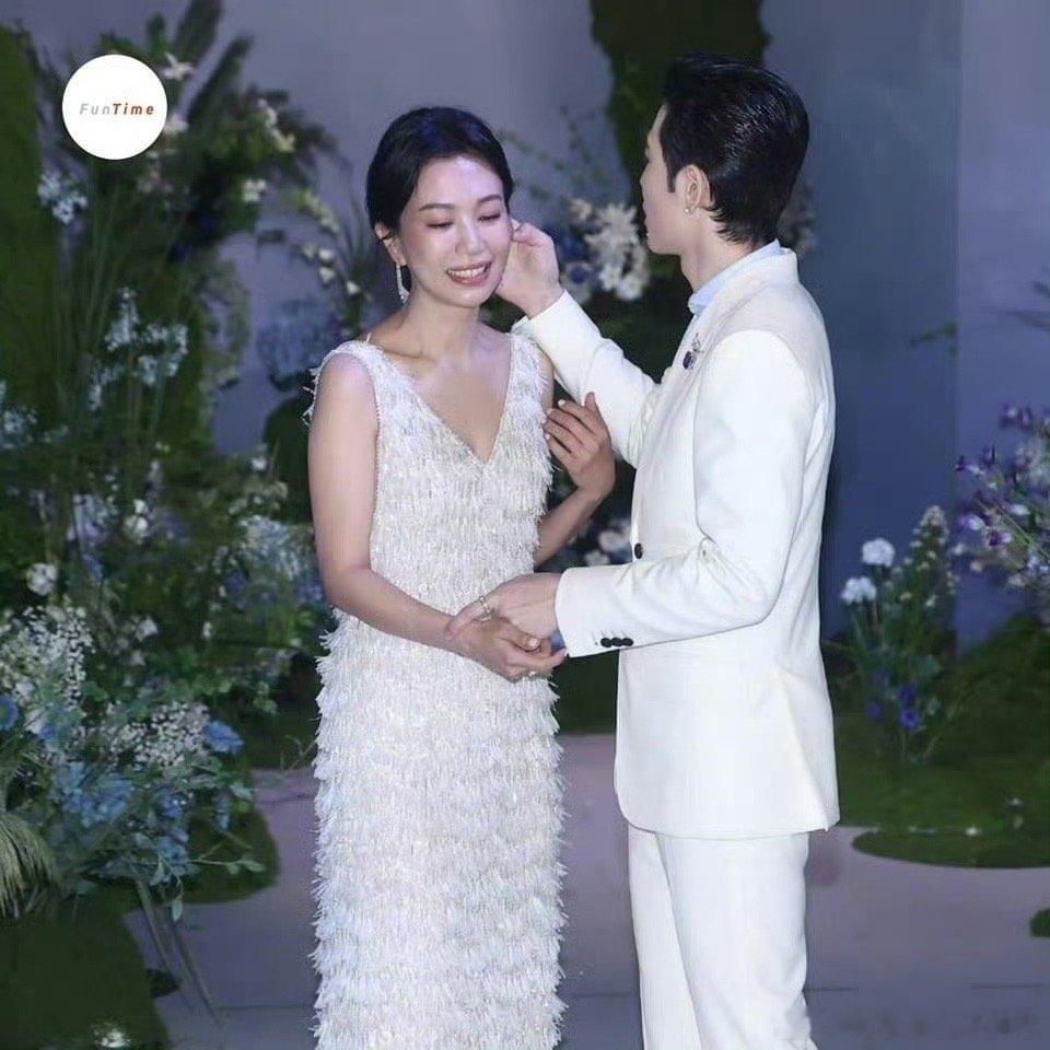 #萧敬腾林有慧婚礼内场#萧敬腾与林有慧的婚礼内场曝光，气氛喜庆而不失高雅。场地简