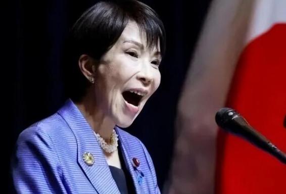 高市早苗变脸的速度，绝了！前脚刚把给中国人发的签证费一口气涨了5倍，后脚就因为一