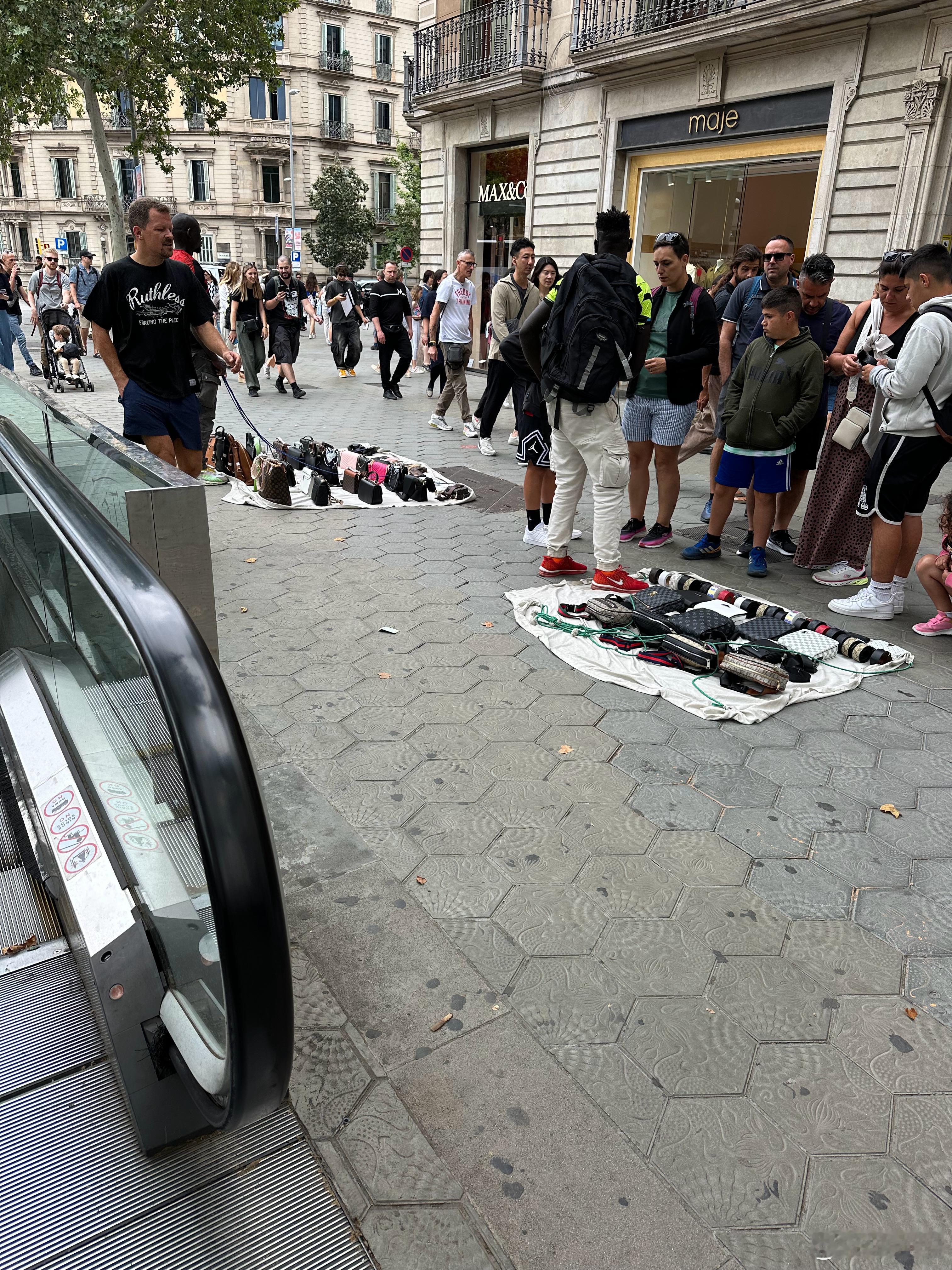 西班牙也有城管吗？黑人做的一套简易“逃跑装置”，用手一踢一包，就可以迅速逃跑。 