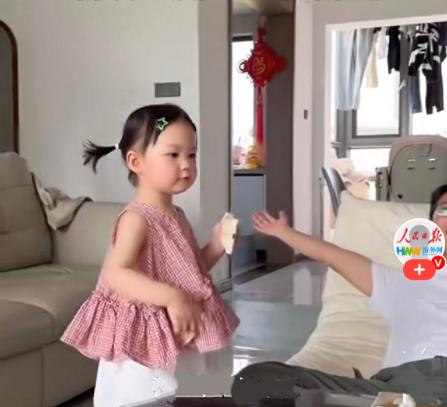 三岁女儿听到爸爸感慨“祖国啊，我的母亲”，立刻举一反三：“祖国呀，我的奶奶！”逻