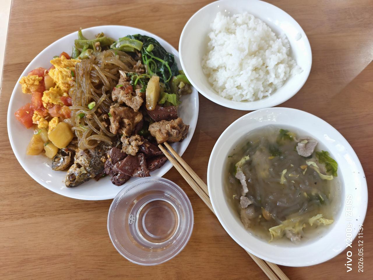 今日三餐分享中午自助餐：昨天大院内的变压器因使用年久，它搞起了盛大的独自闹罢工，