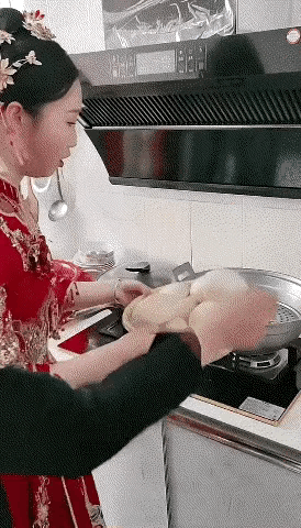 不明情况，不好评论。
但是现场氛围不错，应该不是故意的，家人也接受。
所以里面应