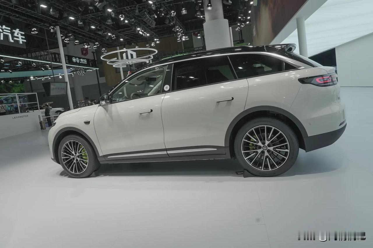 说句实在的，现在买家用SUV，插混真的是首选。可油可电，市区用电省钱，长途用油不