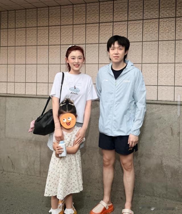 王楚钦这教养是真的好，跟师母合影双手背在身后站得板板正正，可一牵起教练家的小姑娘