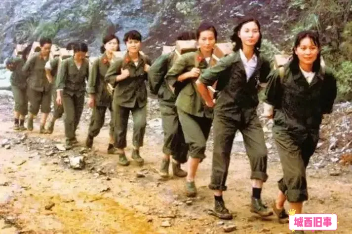 1986年，老山战役，文工团的女兵们在背运物资时的场景，当时因为连日的...