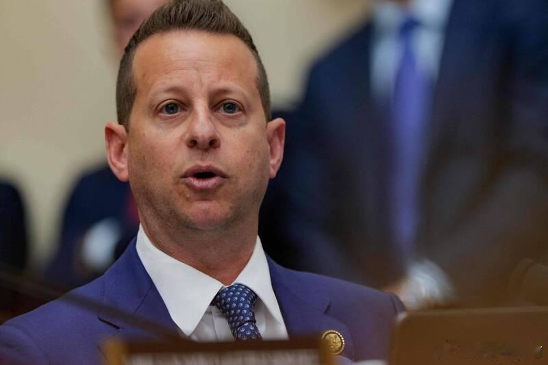 白宫晚宴枪击惊魂：民主党议员发文致谢，共和党领袖紧急救援海外新鲜事 当地时间4月