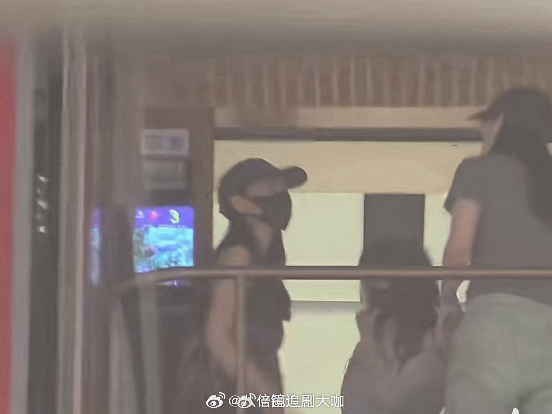 孟子义丁禹兮进组聚餐孟子义丁禹兮新剧开机前聚餐哇塞哇塞。果真是在闷声干大事了啊！