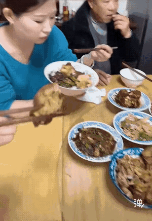 家庭成员一起吃饭，老婆吃饭时，老公给老婆夹了一块肘子，老婆开心滴笑着，摆手不要，