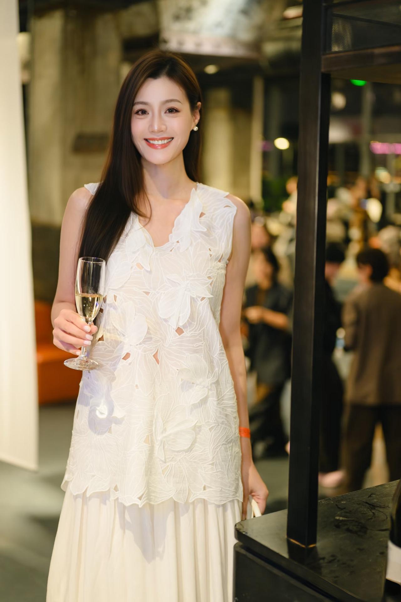 美女的美丽体现在何处呢？自然干净利落的妆容，大方得体的服装，优雅知性的气质，这样