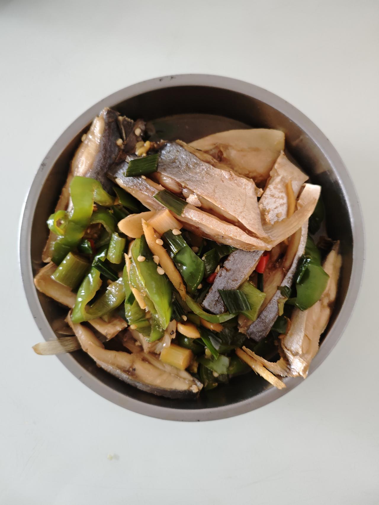 今日三餐分享周末美食：昨天晚上又是儿子做的菜，儿子做了青椒炒鱼干，韮苔炒肉丝，甜
