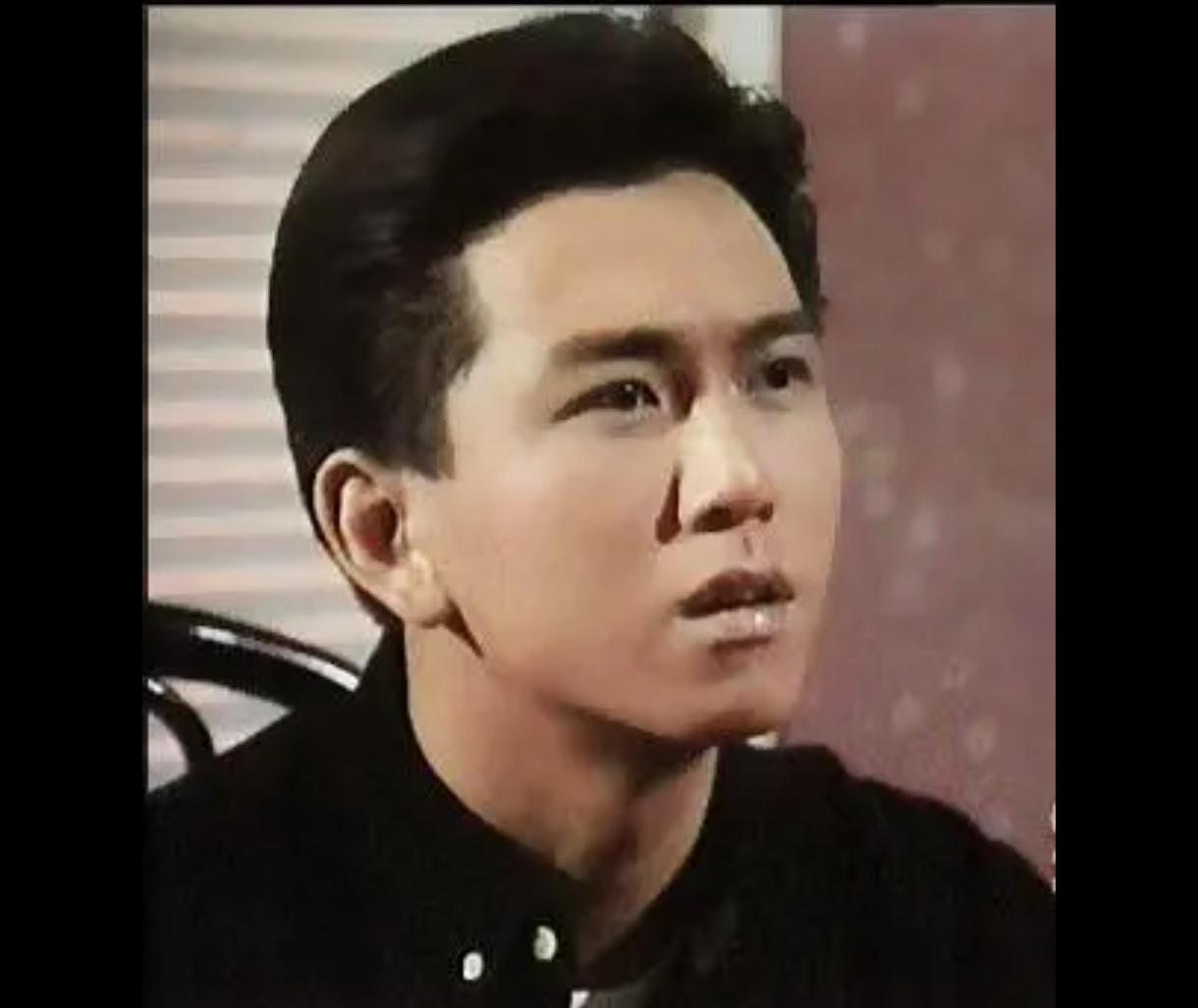 有没有发现这两位演员长得挺像？
谁的演技好？
电视剧是左边演技好，
电影是右边演