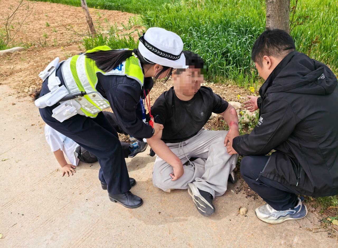 4月5日，登封交警在北庄路口执勤时，发现一名儿童骑自行车下坡速度过快不慎摔倒受伤