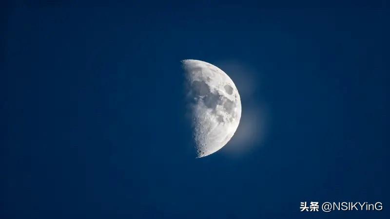 别慌，月亮也未必每晚都发光，允许偶尔的黯淡，才能迎来真正的闪耀。