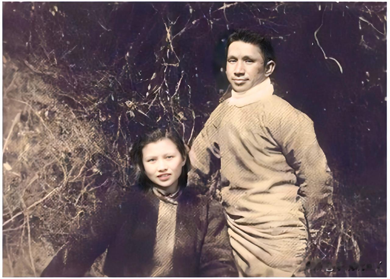 一九四二年初，粟裕大将与夫人楚青在苏中的珍贵合影。彼时粟裕大将三十五岁，楚青十九