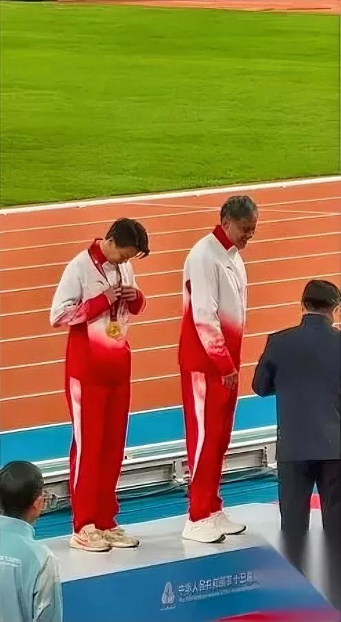 刘景扬拿全运冠军了。

可他领奖穿的鞋，黄得发亮。

胳膊上还贴着皱巴巴的膏药，