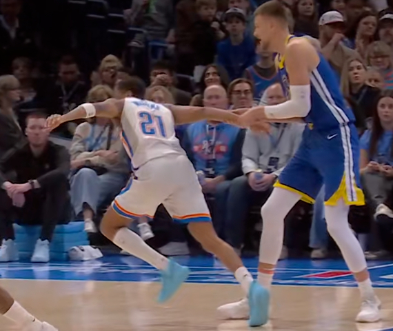 近在眼前的拉人裁判没有吹，马戴申请挑战，裁判回看后很快就判定波尔津吉斯犯规！勇士