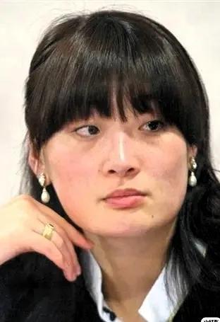 宗家的闹剧又升级了
大家都盯着几个私生子
却遗漏了一个重要信息
面对父亲几个私生