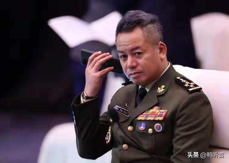 非常有诚意，洪森访华，把这对父子带了过来。他们就是狄班和他儿子迪西哈，当前狄班是