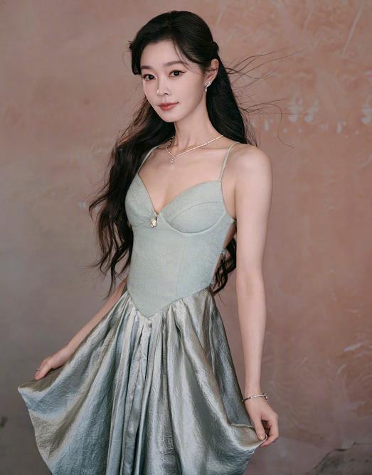 宋轶被问你跟白敬亭什么时候结婚 宋轶为新剧《与晋长安》宣传，提问网友你们有没有好